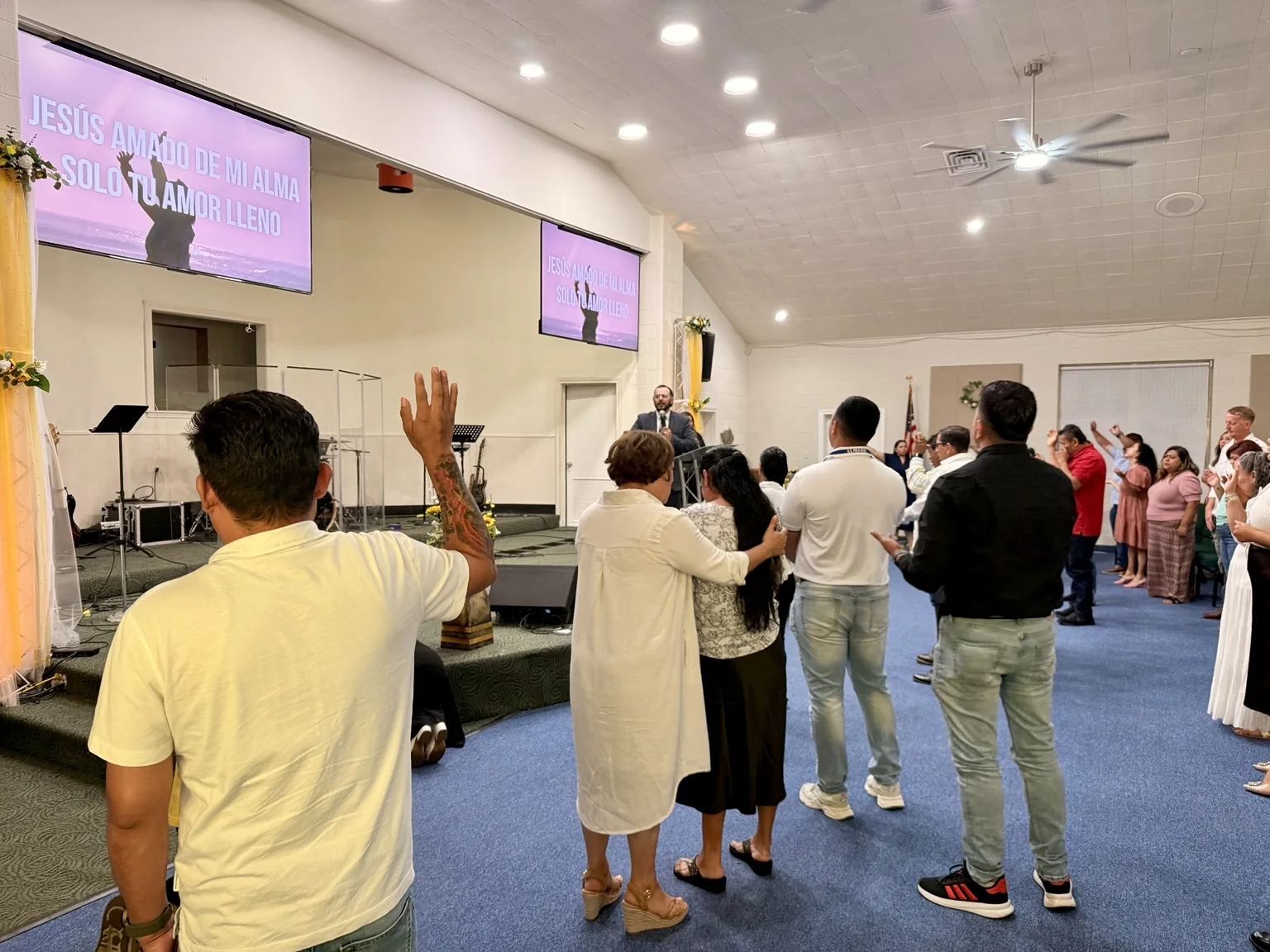 Congregación adorando en Iglesia Agua Viva