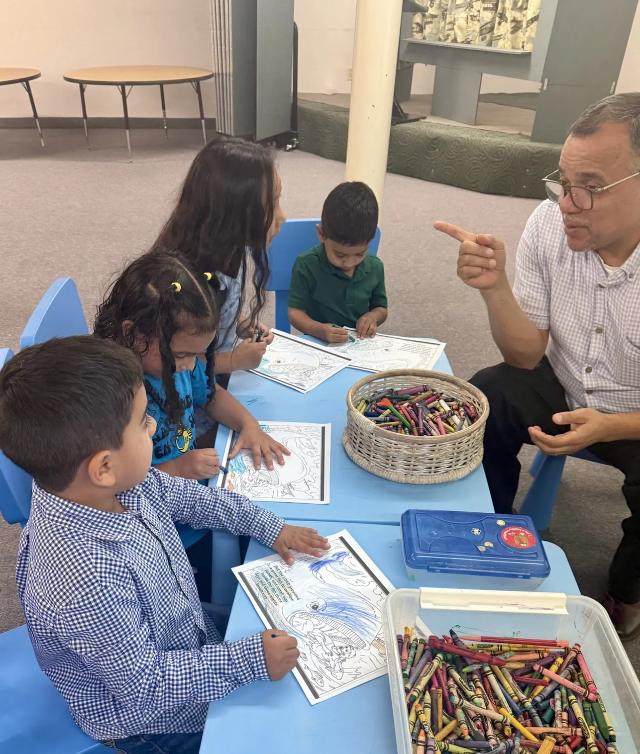 Niños aprendiendo y participando en Agua Viva