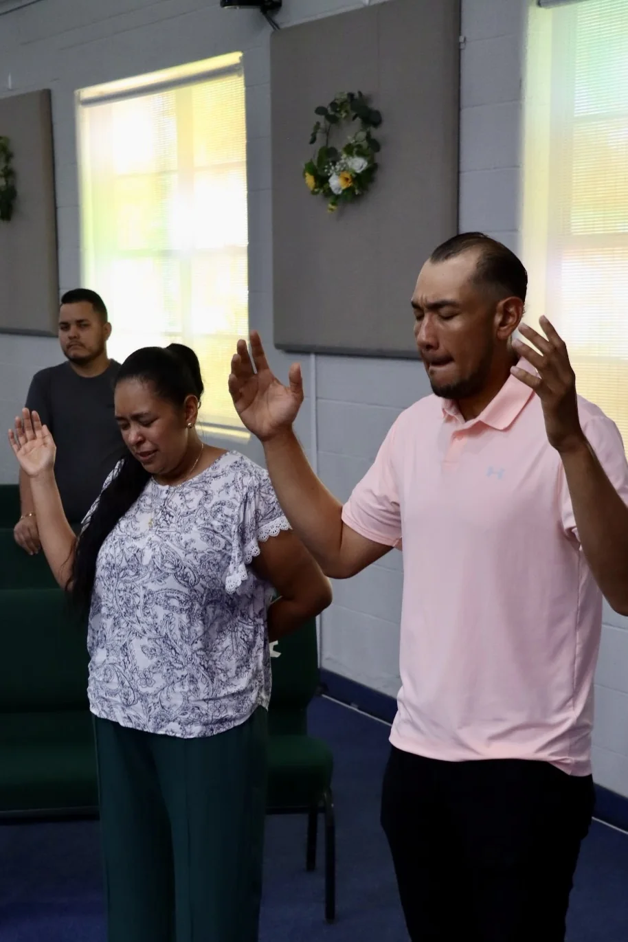 Miembros de Agua Viva durante un momento de oración