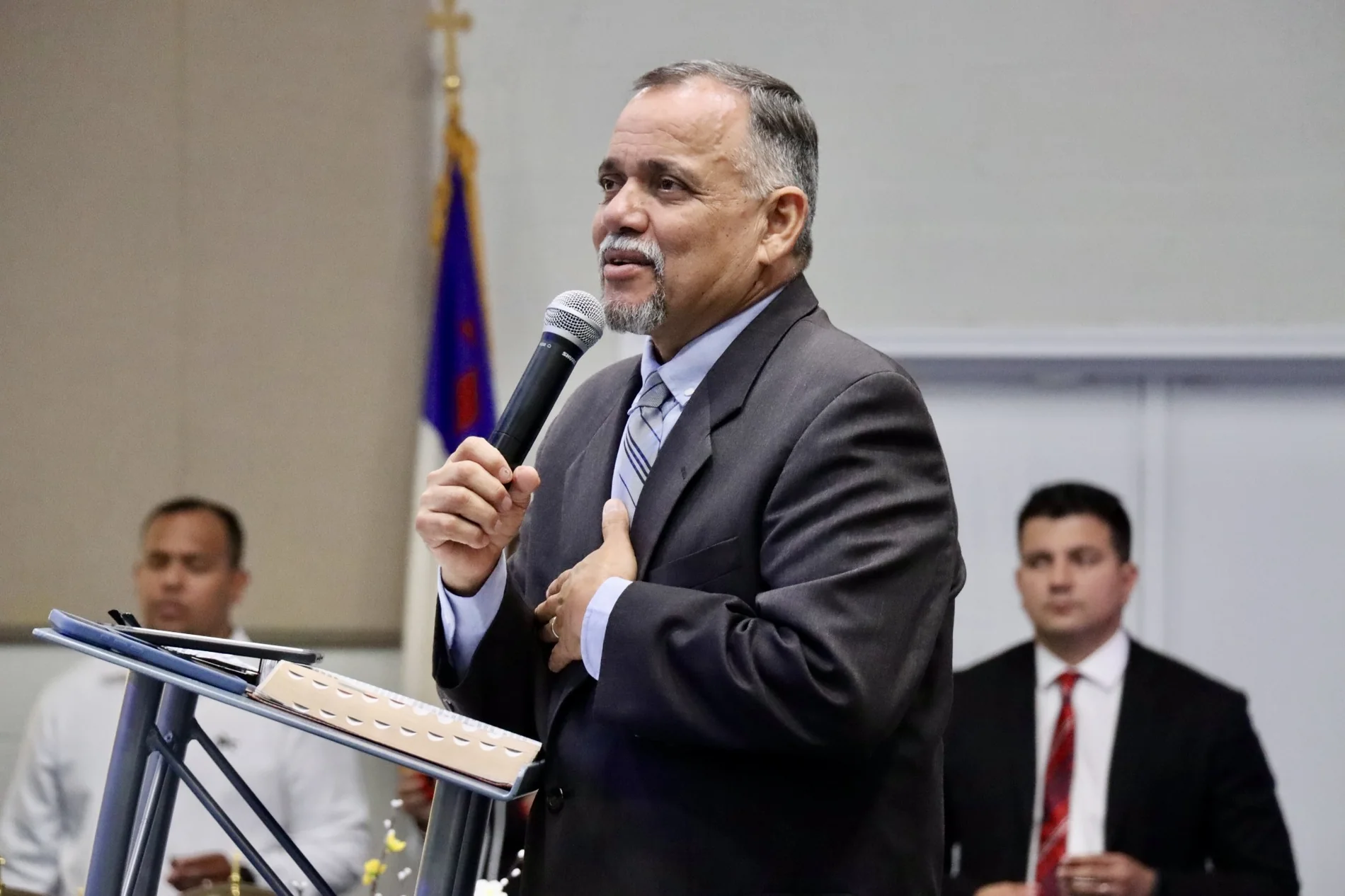 Pastor predicando durante un servicio en Agua Viva