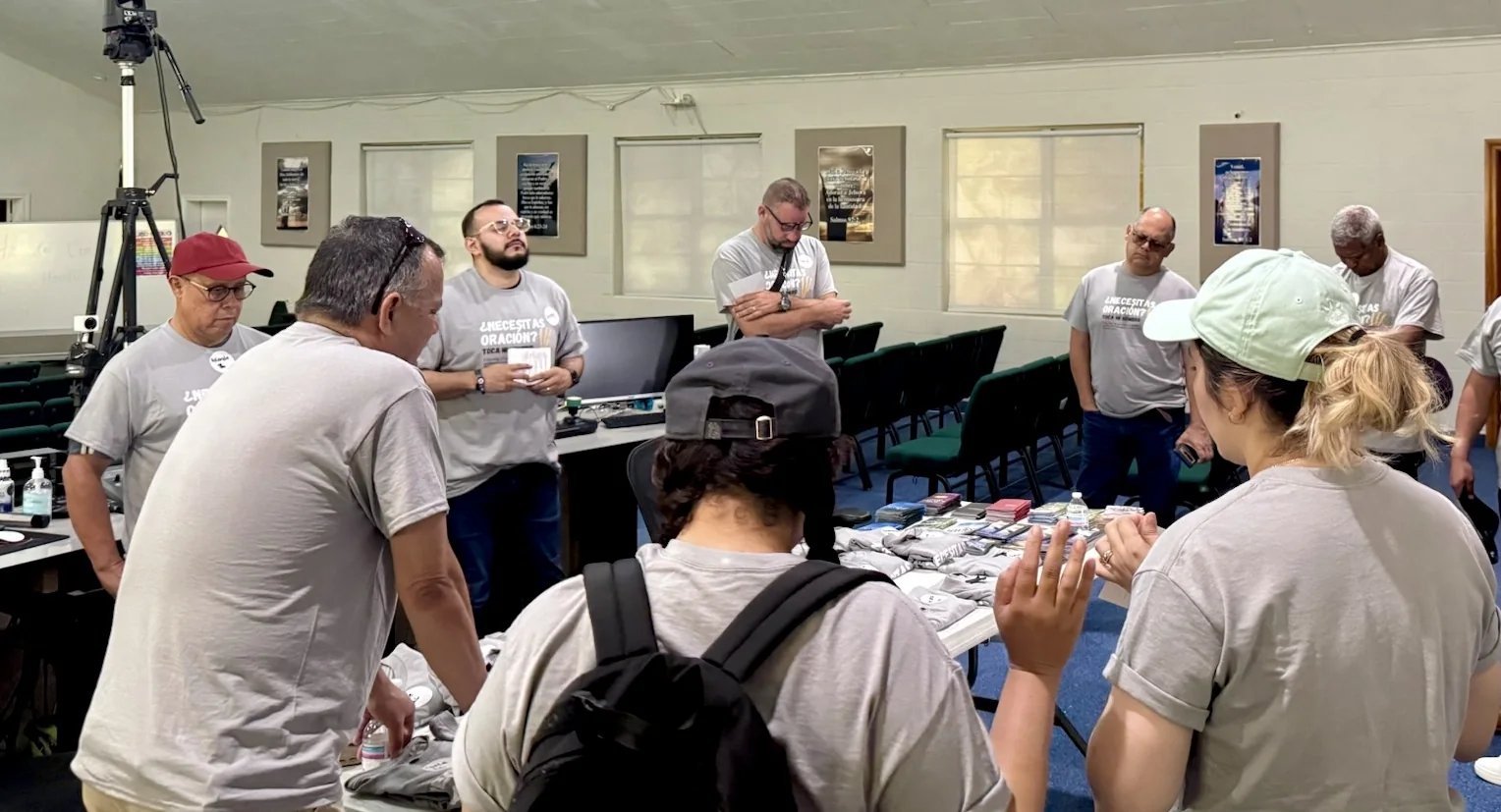 Voluntarios de Agua Viva sirviendo y orando juntos